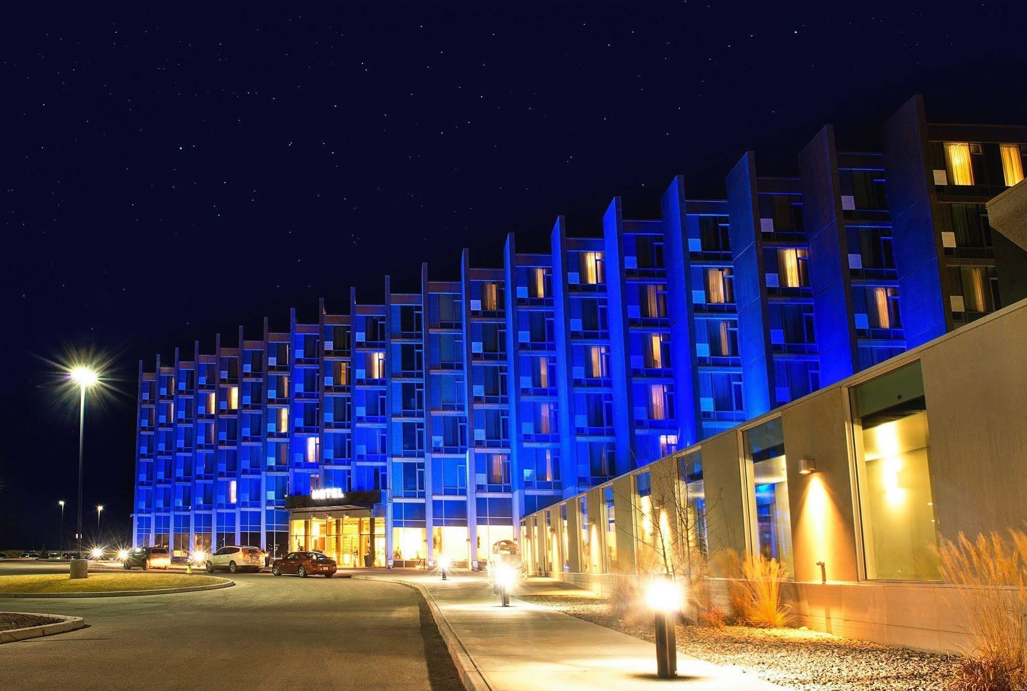 Grey Eagle Resort YYC Eksteriør bilde