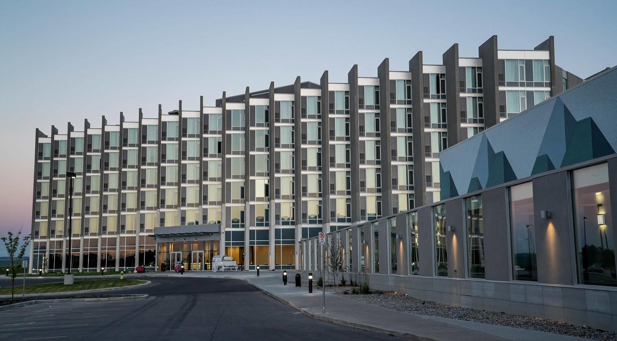 Grey Eagle Resort YYC Eksteriør bilde